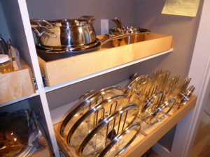Lid Holder in pull-out drawer